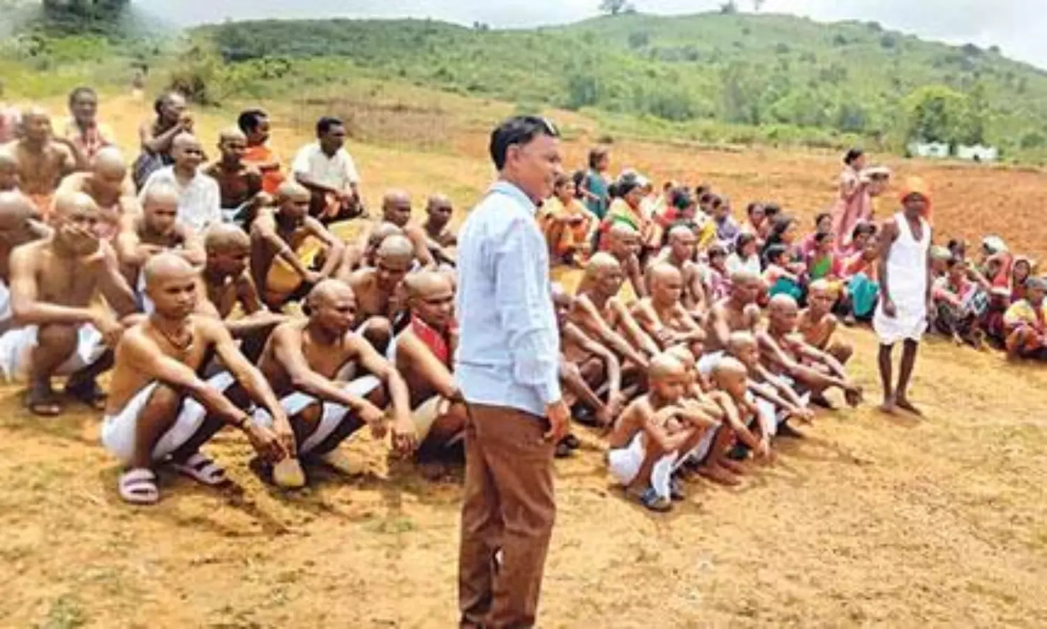 యువతి లవ్ మ్యారేజ్.. ఆమె ఫ్యామిలీలో 40 మందికి శిరోముండనం యువతి లవ్ మ్యారేజ్.. ఆమె ఫ్యామిలీలో 40 మందికి శిరోముండనం