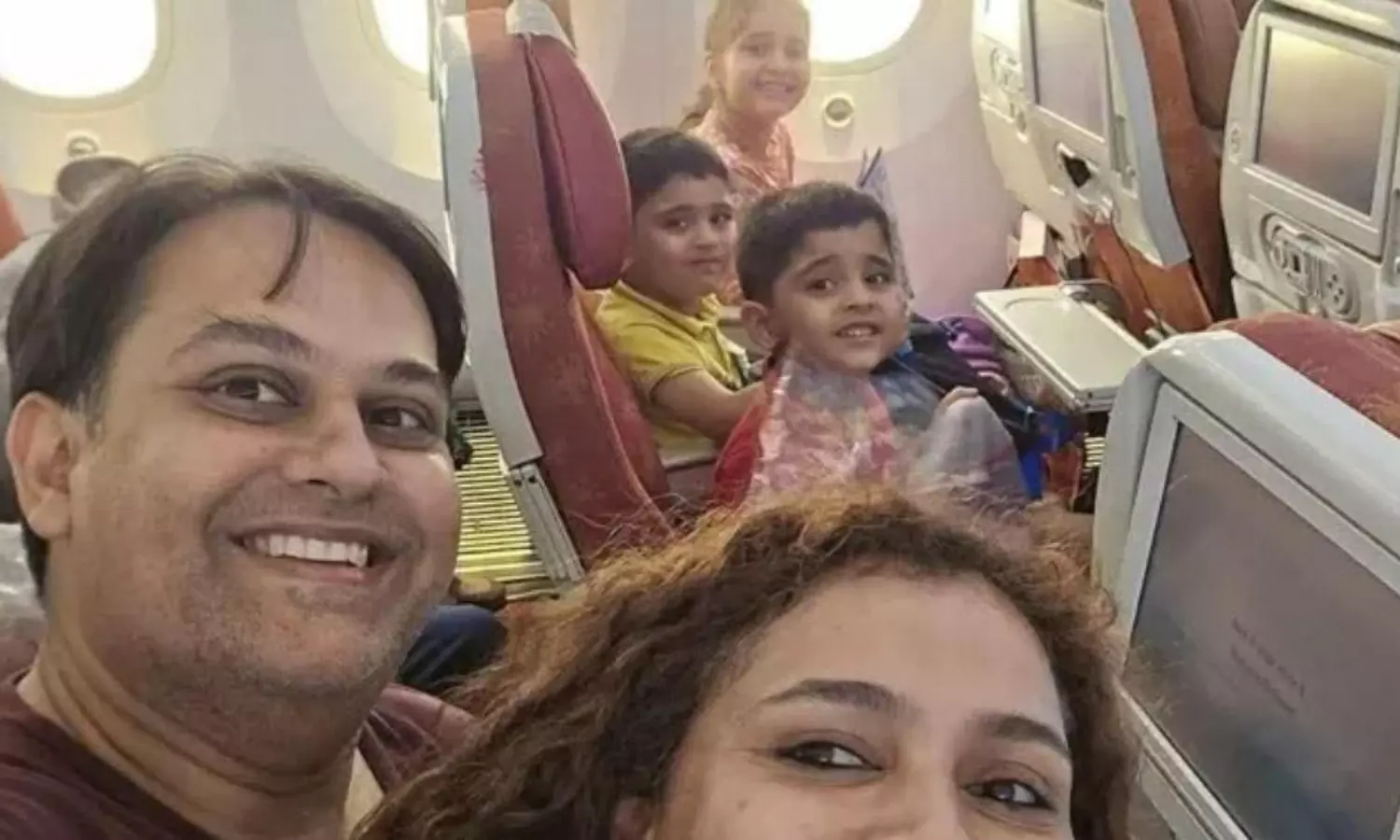 కన్నీటికే కన్నీరు... విమానంలో డాక్టర్ ఫ్యామిలీ చివరి సెల్ఫీ! కన్నీటికే కన్నీరు... విమానంలో డాక్టర్ ఫ్యామిలీ చివరి సెల్ఫీ!