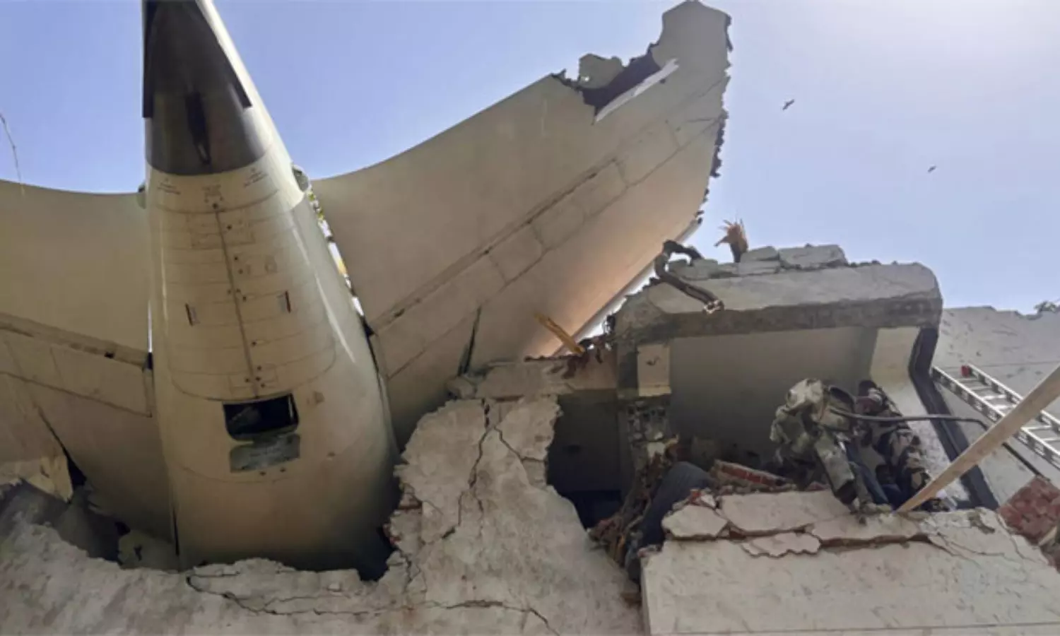 విమాన ప్రమాదం వెనక అసలు విషయాలు ఇవేనా ?