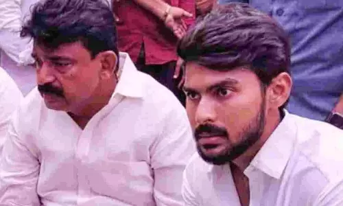 జూనియర్ పేర్నికి గట్టిగా బిగుస్తోందా ?