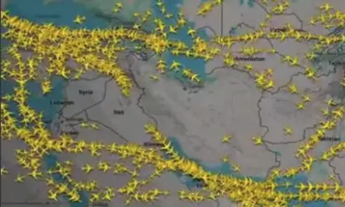 ఆకాశంలో మిణుగురులు... ఇరాన్  గగనతలంపై విమానాల వీడియో వైరల్!