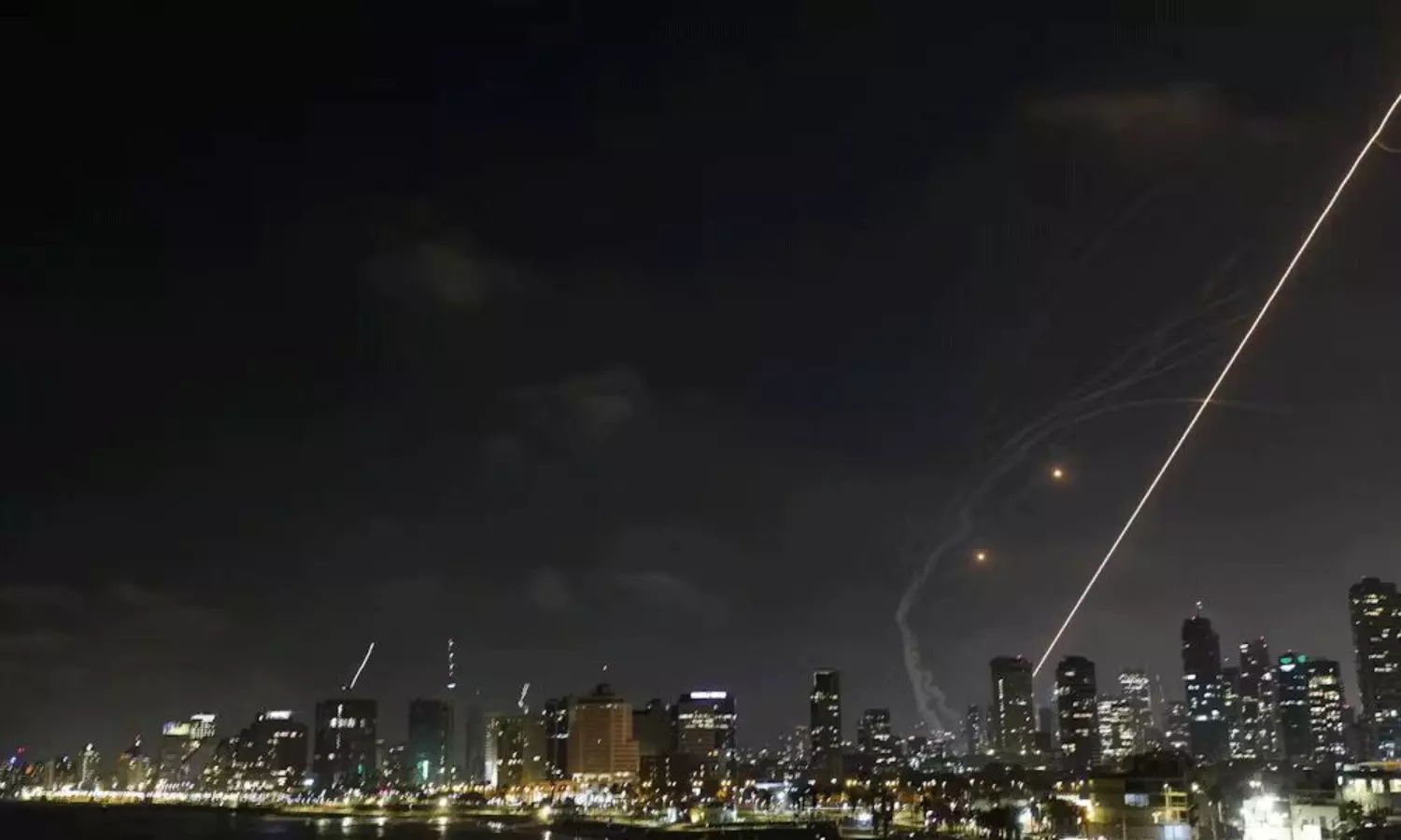 మిస్సైళ్ల వర్షం... ఇజ్రాయెల్ - ఇరాన్ మధ్య భీకరమైన యుద్ధం! మిస్సైళ్ల వర్షం... ఇజ్రాయెల్ - ఇరాన్ మధ్య భీకరమైన యుద్ధం!