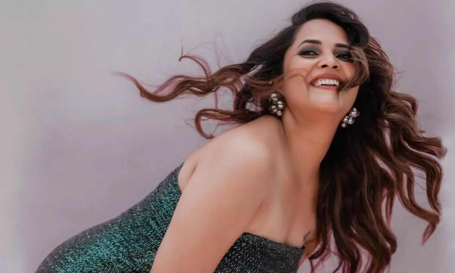 అనసూయ స్టన్నింగ్ లుక్.. న్యూ గ్లామర్తో ఇంకొంచెం ఘాటుగా! అనసూయ స్టన్నింగ్ లుక్.. న్యూ గ్లామర్తో ఇంకొంచెం ఘాటుగా!