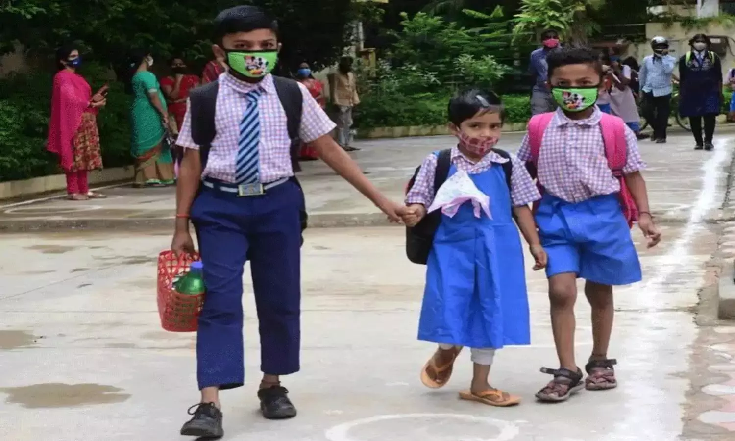 చంద్రబాబు డబ్బులు వేస్తే..  బ్యాంకు వాళ్లు లాగేసుకున్నారు... కాస్త చూడరూ?