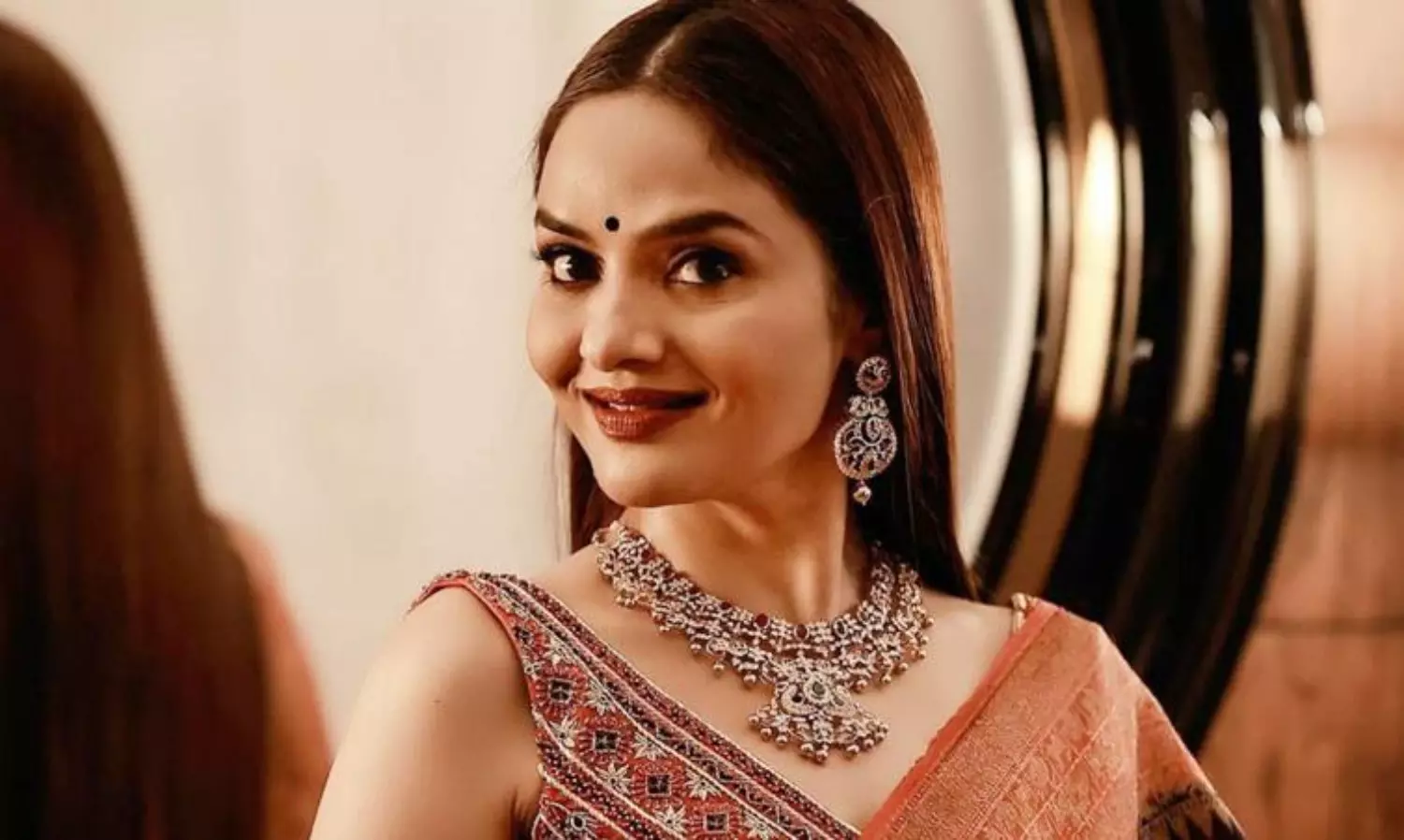 లిప్ కిస్ తో మ‌ధుబాల అసౌక‌ర్యంగా!