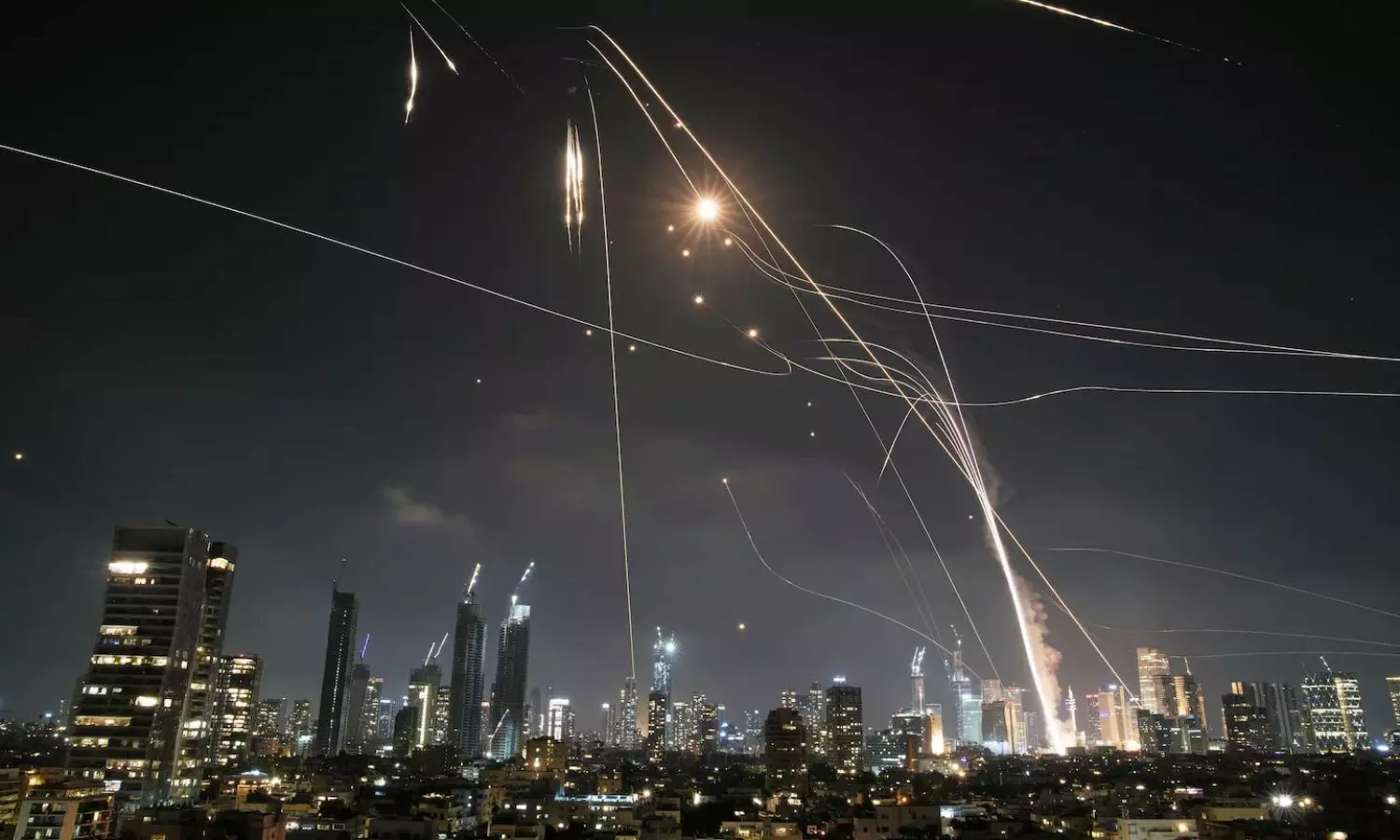 అటు అమెరికా.. ఇటు రష్యా.. మళ్లీ తెరమీదకు మూడో ప్రపంచ యుద్ధం? అటు అమెరికా.. ఇటు రష్యా.. మళ్లీ తెరమీదకు మూడో ప్రపంచ యుద్ధం?