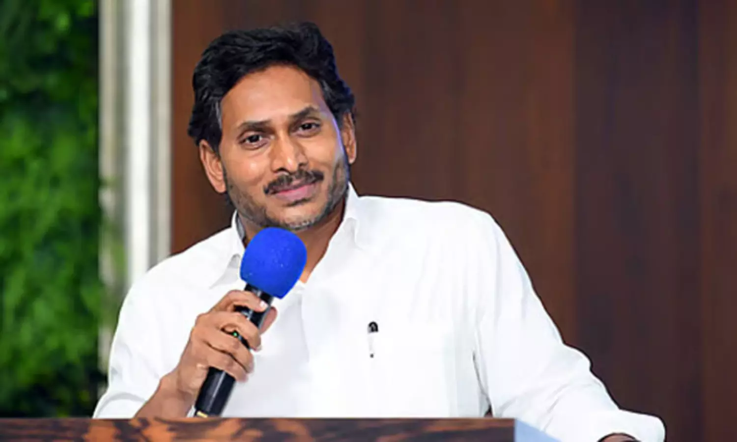 అమరావతి మీద మాట్లాడొద్దు...జగన్ హుకుం ? అమరావతి మీద మాట్లాడొద్దు...జగన్ హుకుం ?