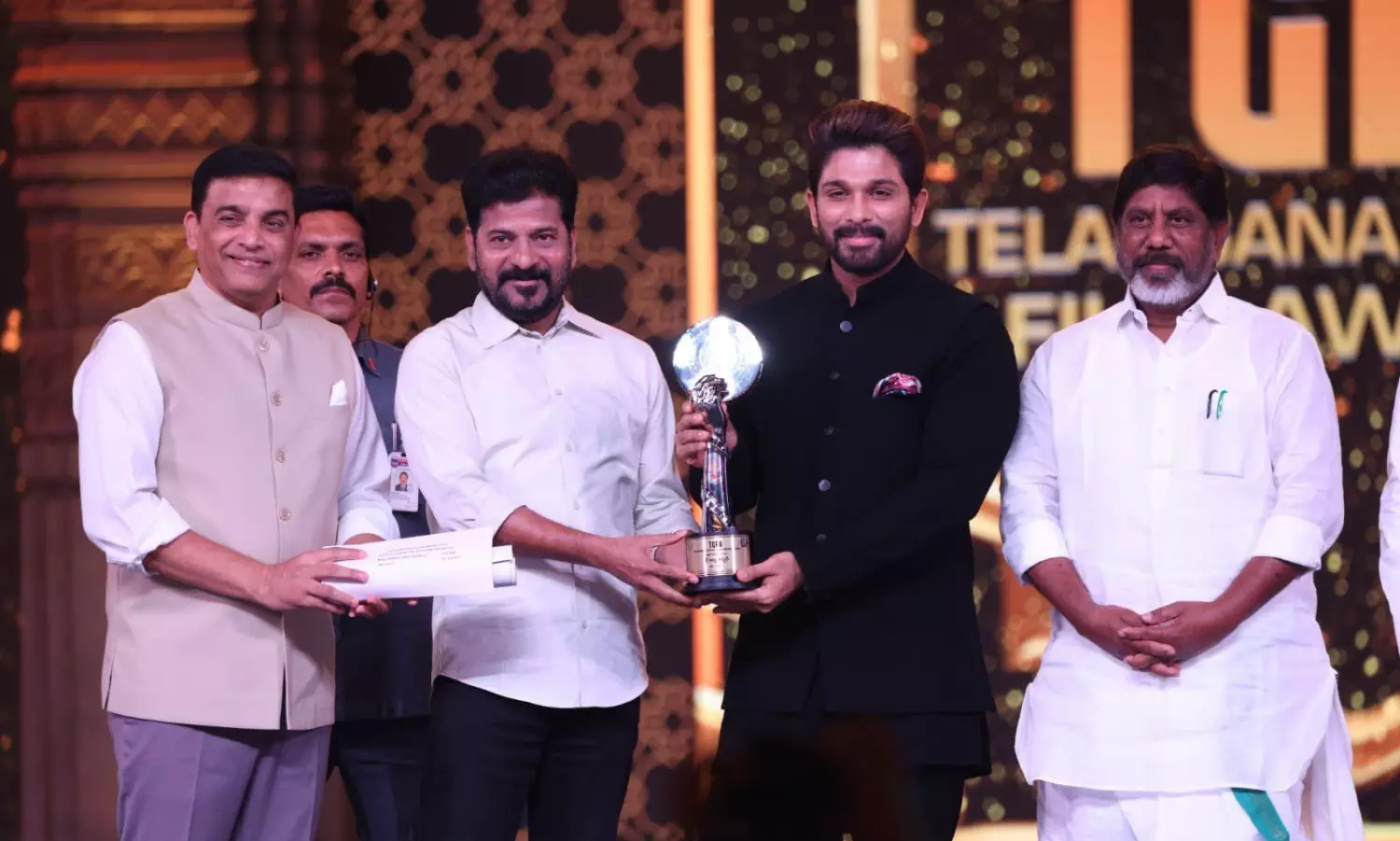 పుష్ప 2 గెలిచిన మొదటి అవార్డ్.. జై తెలంగాణ : అల్లు అర్జున్