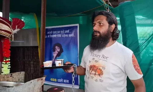 భార్య ఇంటి ముందు సంకెళ్లతో భర్త టీ స్టాల్.. వైరల్  ట్విస్ట్  ఏమిటంటే..?