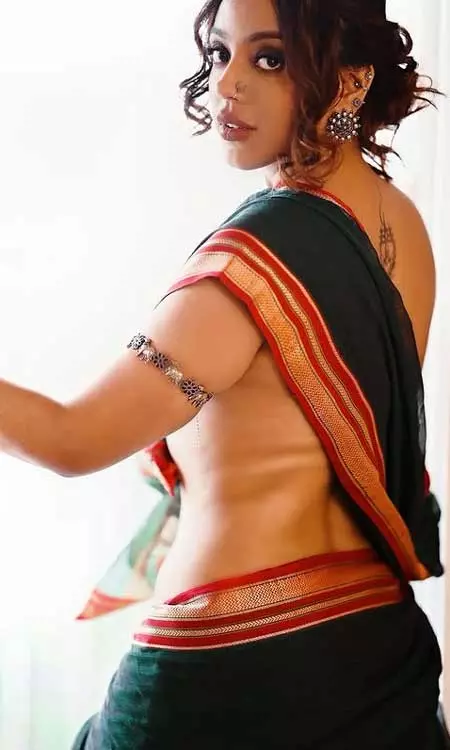 Grace Meets Boldness: Deviyani Sharmas Striking Saree Look
