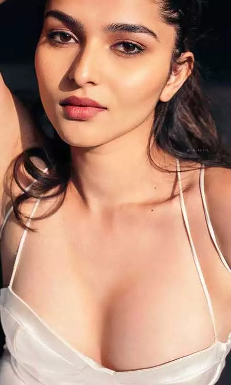 Kayadu Lohar’s Natural Beauty Shines Through