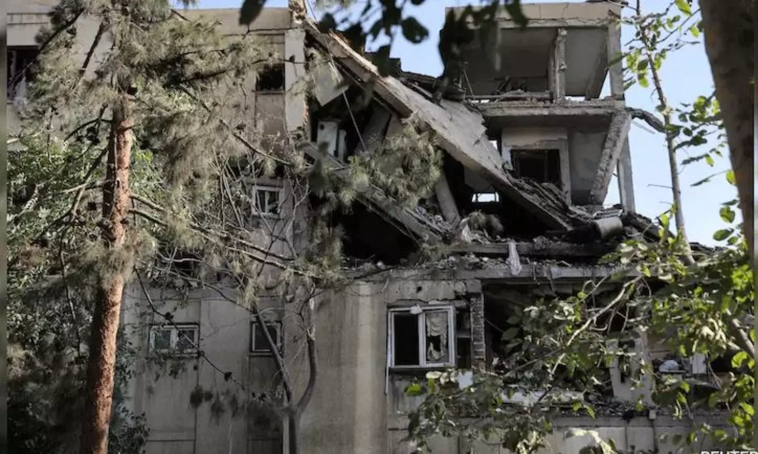 పశ్చిమాసియాలో మిసైళ్ల  వర్షం... భారతీయులకు కీలక సూచనలు!