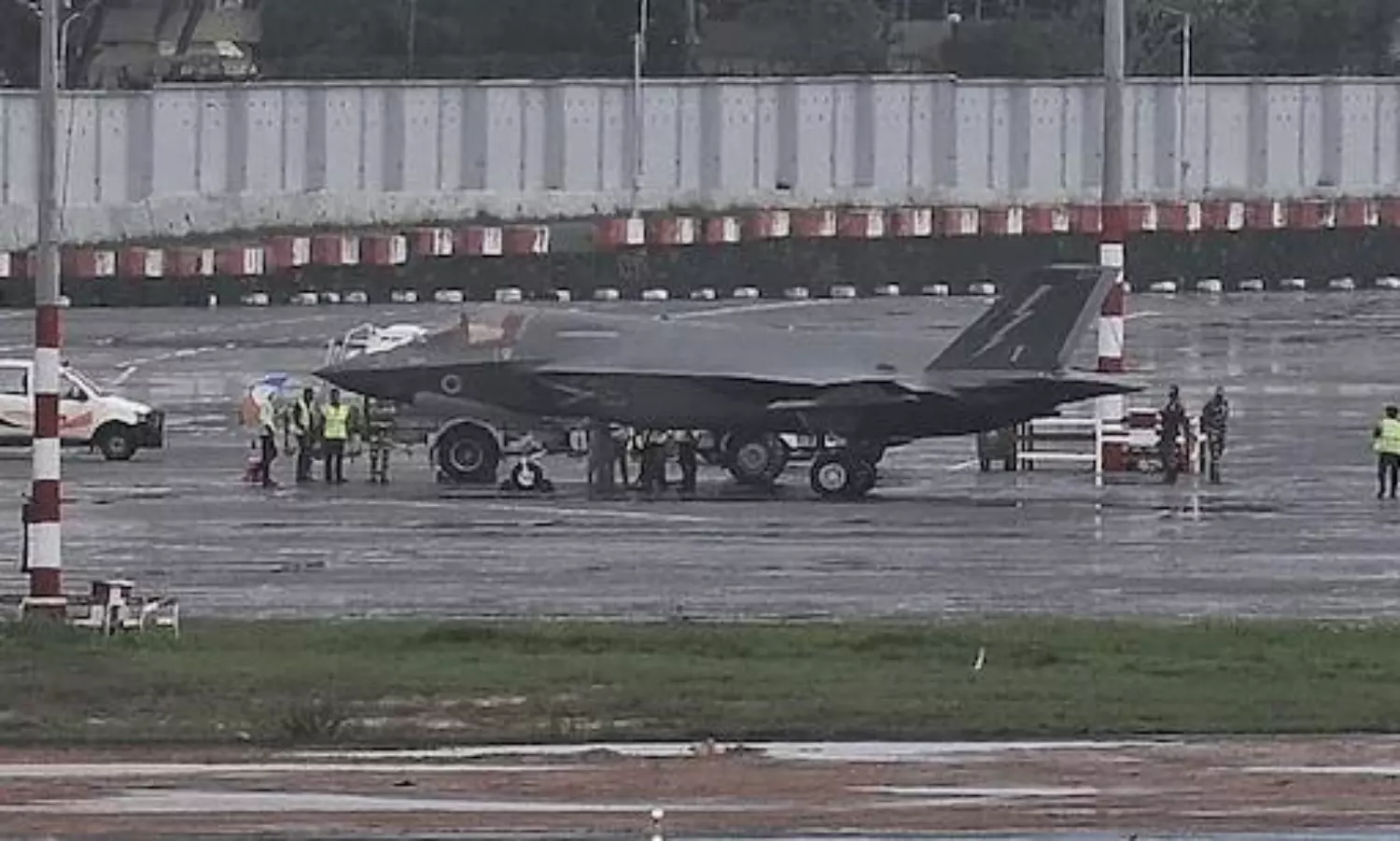 బ్రిటీష్ యుద్ధ విమానం కేరళలో ఎమర్జెన్సీ ల్యాండింగ్.. ఏమైంది? బ్రిటీష్ యుద్ధ విమానం కేరళలో ఎమర్జెన్సీ ల్యాండింగ్.. ఏమైంది?