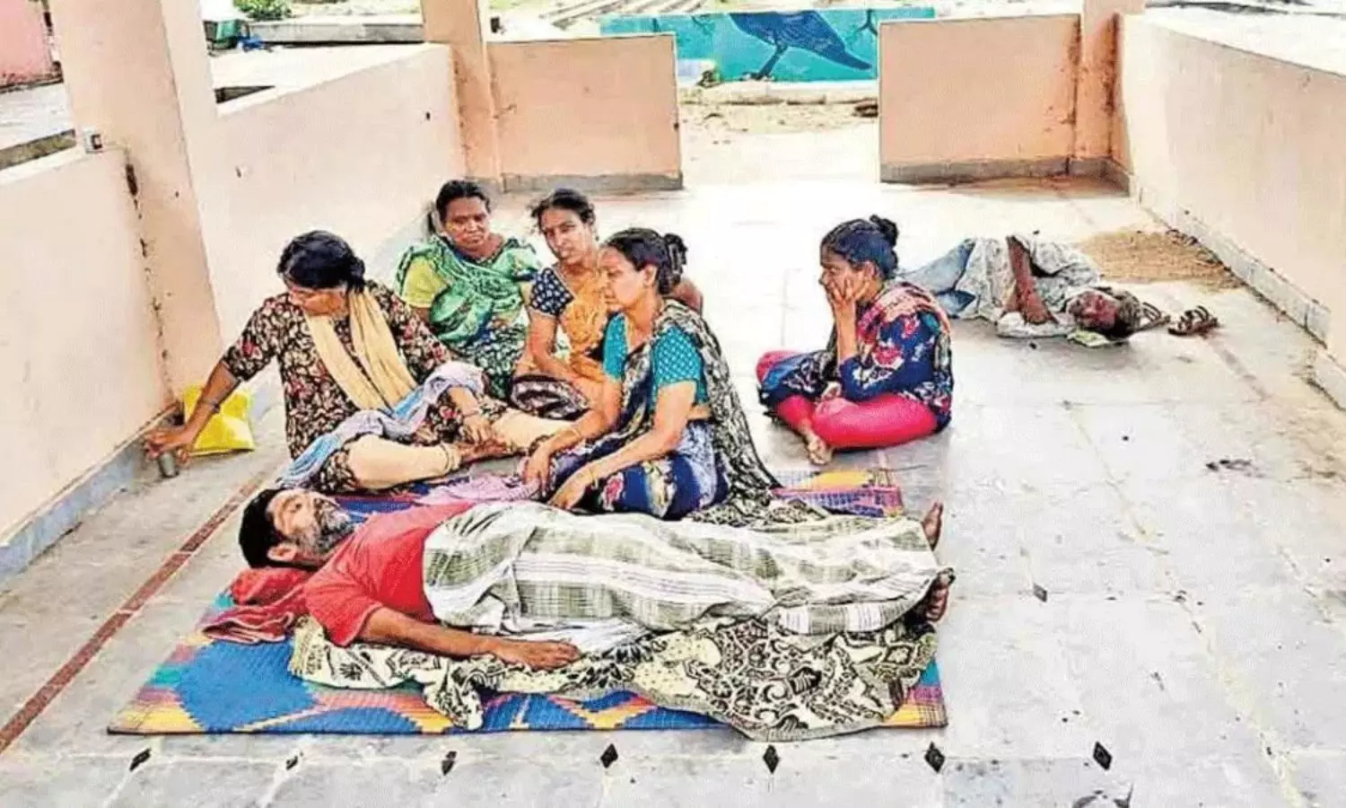 యజమానిలో కరువైన మానవత్వం.. బ్రతికుండగానే కాటికి తరలించిన వైనం!