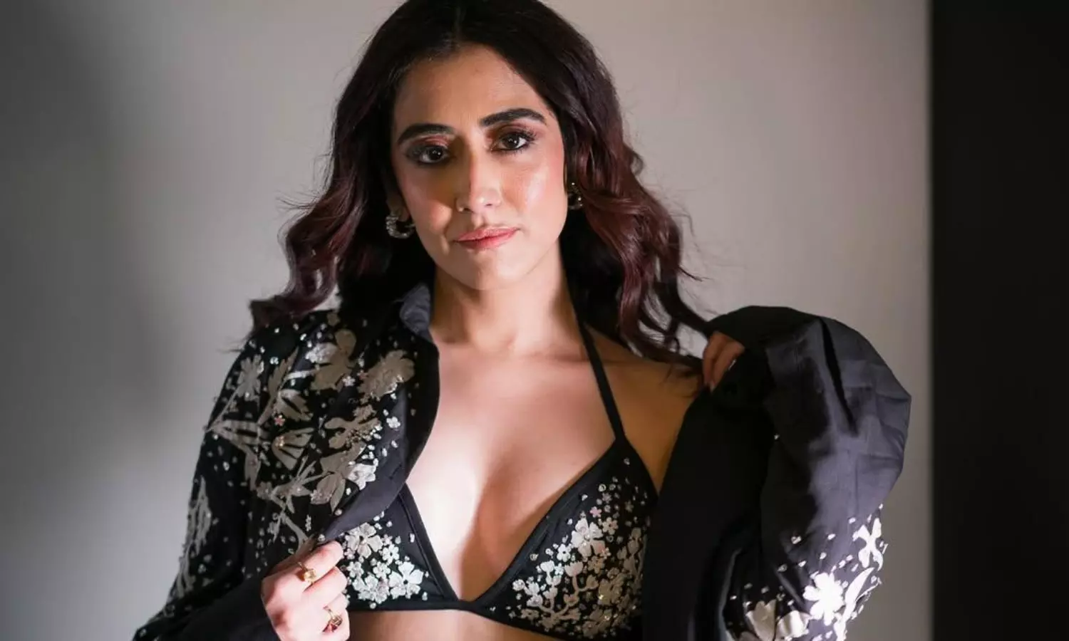 మ‌మ మ‌మ మ‌హేషా సింగ‌ర్‌పై వేధింపులు?