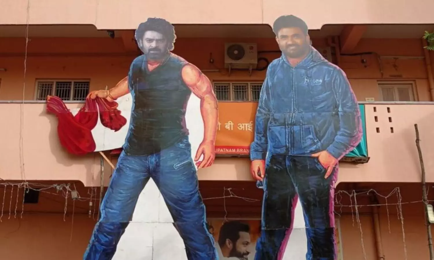 అప్పుడు మా నాన్న బండి.. ఇప్పుడు నా కటౌట్.. మారుతి ఎమోషనల్