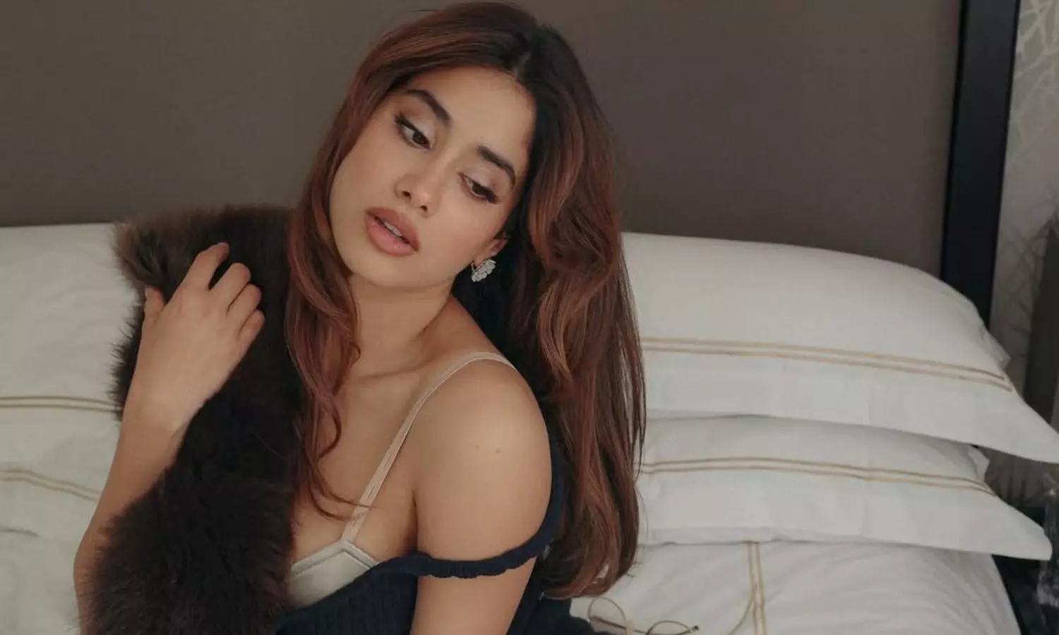 బెడ్పై జాన్వీ మతి చెడే భంగిమలు బెడ్పై జాన్వీ మతి చెడే భంగిమలు