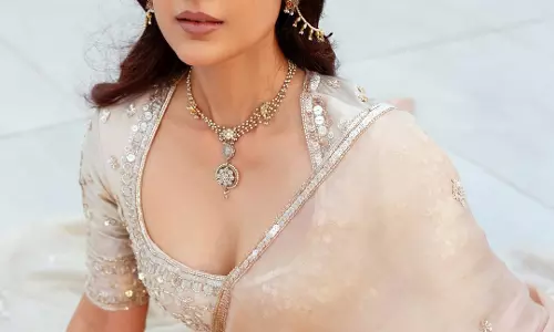 Aakanksha Singh Capturing Hearts with Her Grace