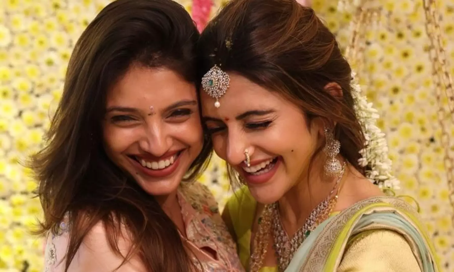 శ్రీ‌లీల వ‌ర్సెస్ మిహీక‌.. బెస్ట్ స్మైలీ ఎవ‌రు?