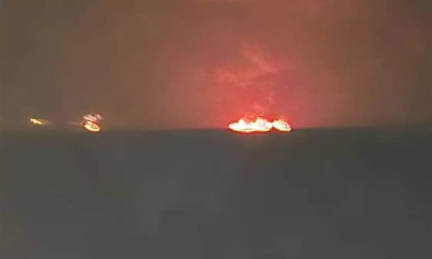 మూడు నౌకల్లో మంటలు.. హర్మోజ్ లో ఏమి జరుగుతోంది?