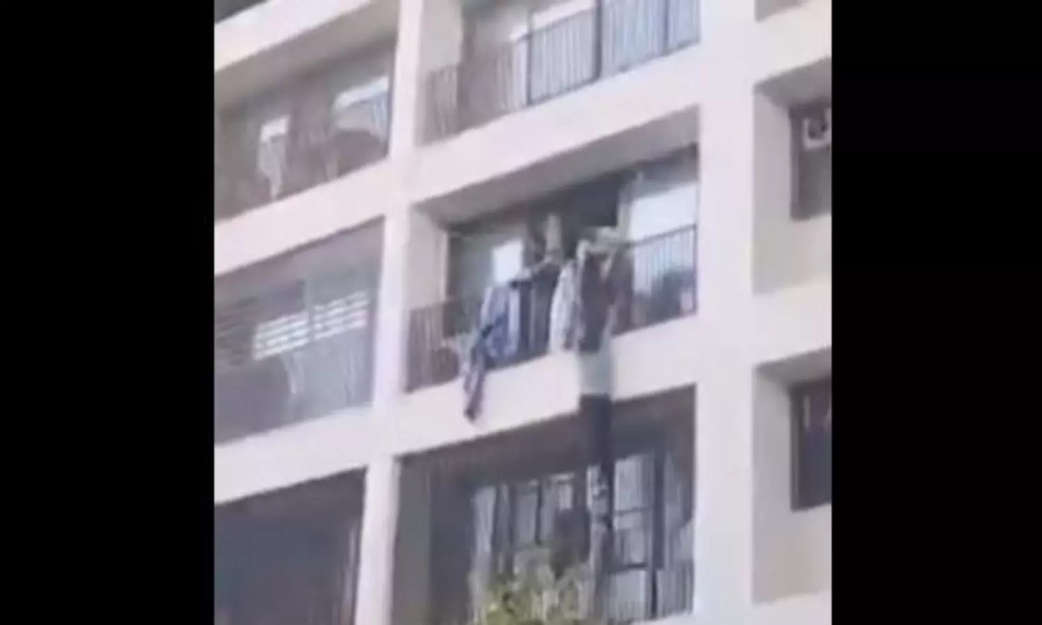 భయంతో బాల్కనీ నుంచి దూకిన విద్యార్థులు.. విమాన ప్రమాదం నాటి వీడియో! భయంతో బాల్కనీ నుంచి దూకిన విద్యార్థులు.. విమాన ప్రమాదం నాటి వీడియో!
