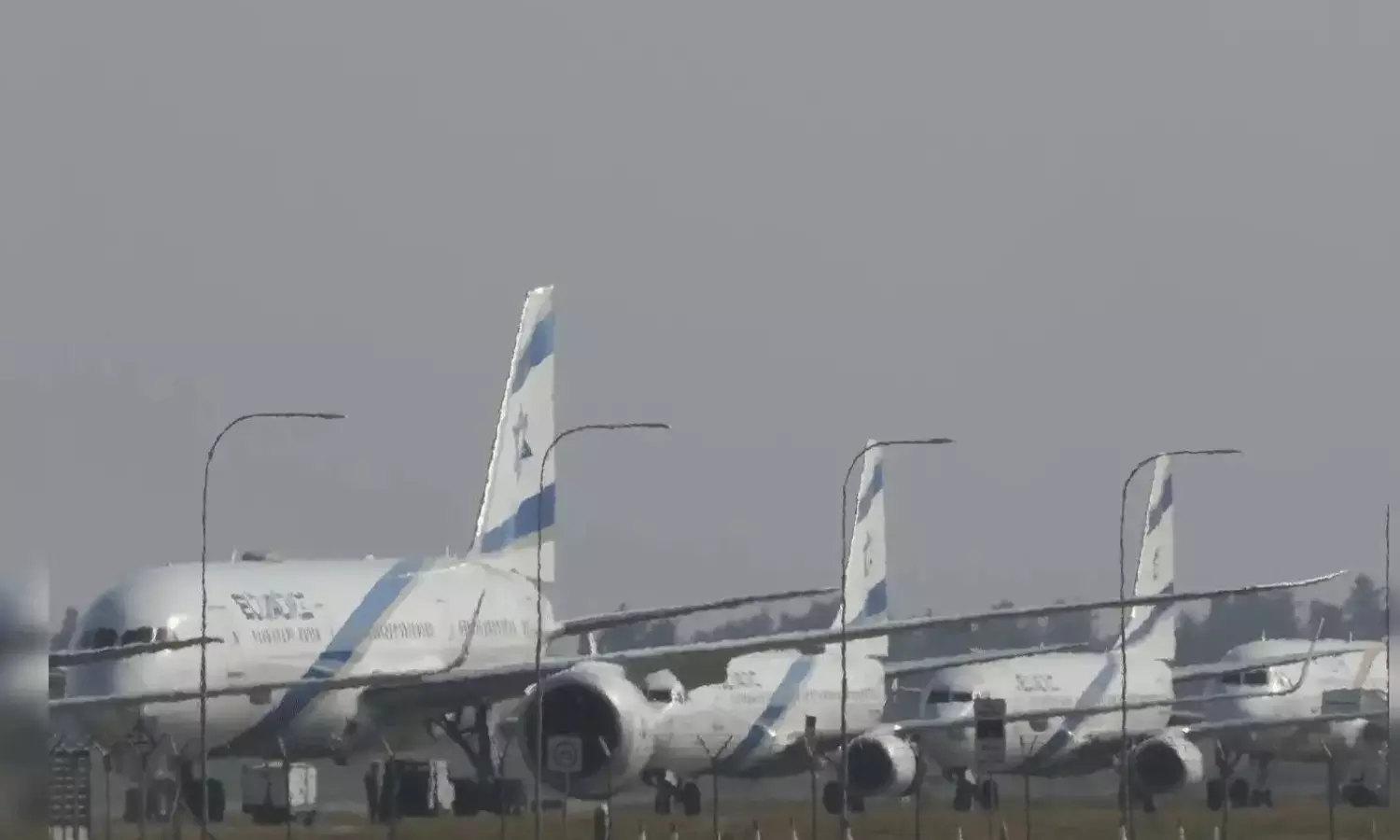 ప.ఆసియాలో విమానాశ్రయాలు  క్లోజ్... ఎన్ని వేల మందో తెలుసా?