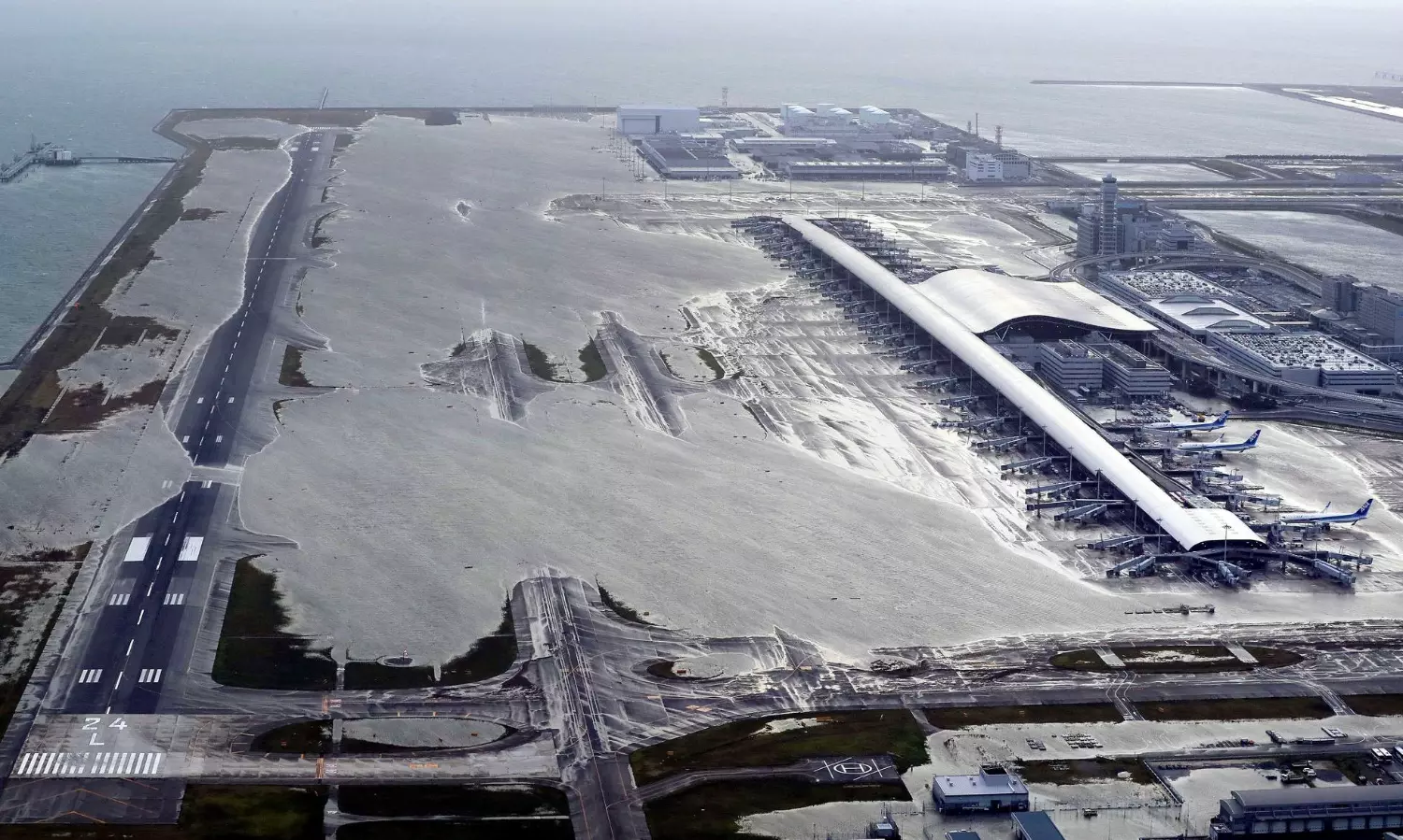 సముద్రంలో మునిగిపోతున్న జపాన్ ఇంజనీరింగ్ అద్భుత విమానాశ్రయం సముద్రంలో మునిగిపోతున్న జపాన్ ఇంజనీరింగ్ అద్భుత విమానాశ్రయం