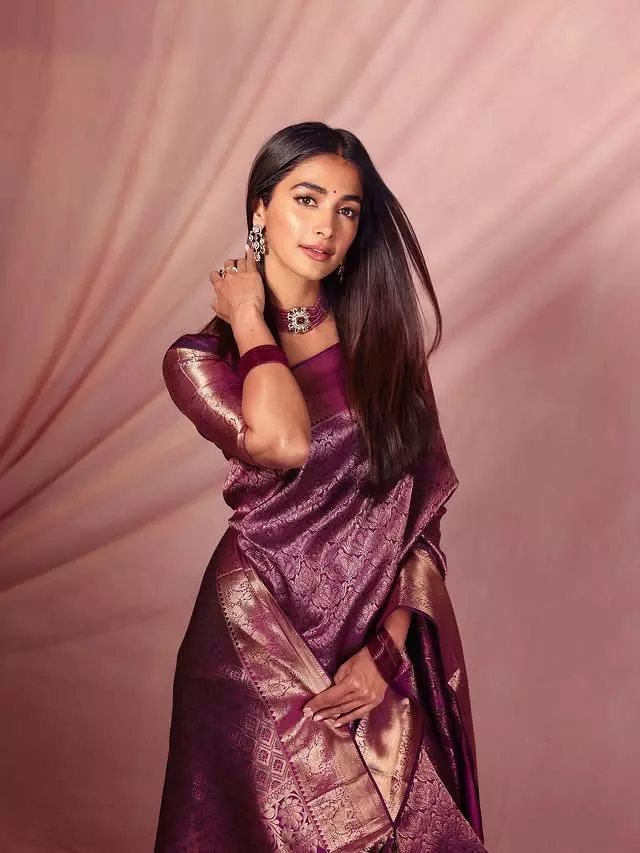 Pooja Hegde Serves Traditional Elegance as Kanjivaram Girl Pooja Hegde Serves Traditional Elegance as Kanjivaram Girl