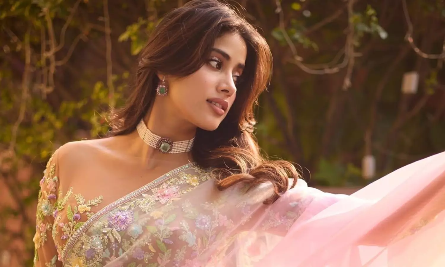 డిజైన‌ర్ చీర‌లో జాన్వీ హొయ‌లు