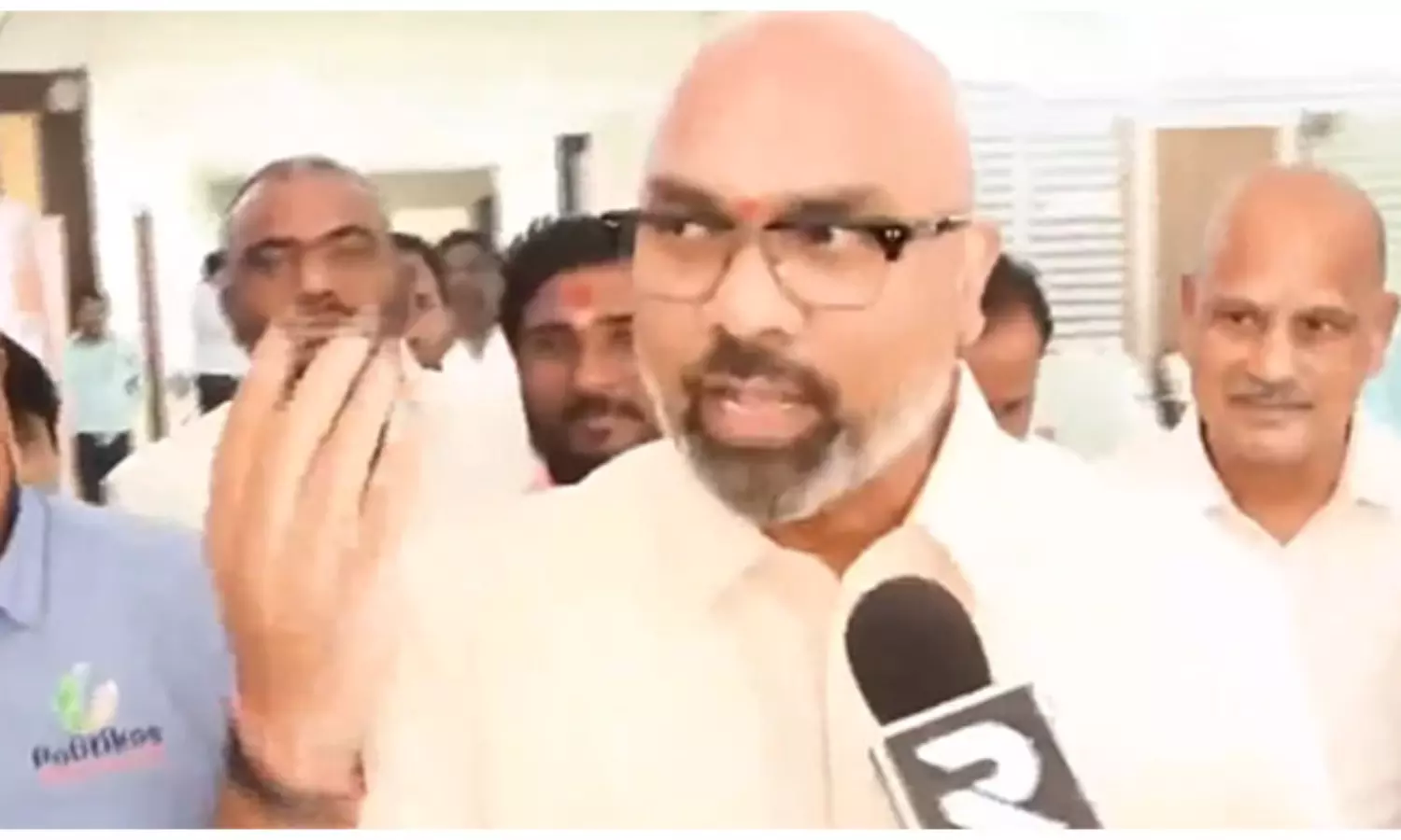 నా ఫోన్ ట్యాప్ ఎందుకు చేసినవ్ బే : ఎంపీ అరవింద్ తీవ్ర వ్యాఖ్యలు నా ఫోన్ ట్యాప్ ఎందుకు చేసినవ్ బే : ఎంపీ అరవింద్ తీవ్ర వ్యాఖ్యలు