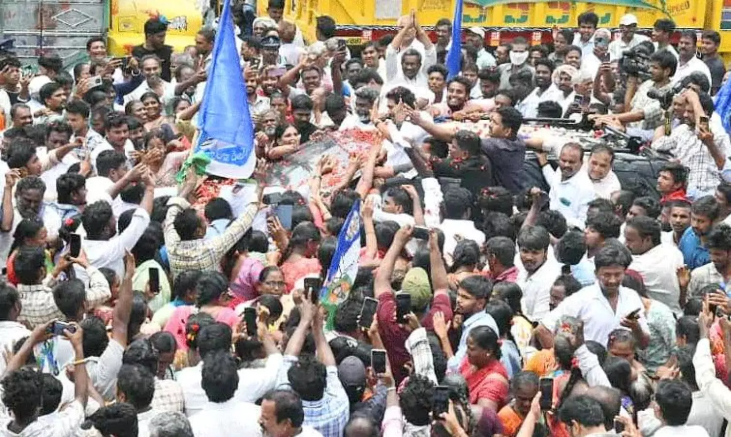 జగన్ కాన్వాయ్ ఢీకొట్టలేదు.. కానీ ఆ వాహనం ఓనర్ మాత్రం... జగన్ కాన్వాయ్ ఢీకొట్టలేదు.. కానీ ఆ వాహనం ఓనర్ మాత్రం...