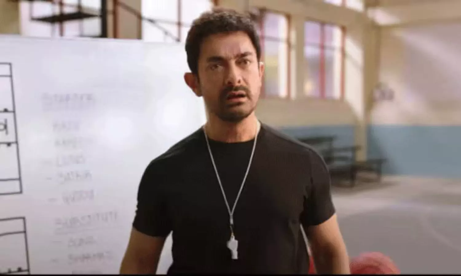 బ‌జ్ కోసం ఆమిర్ భ‌లే స్కెచ్ వేశాడే!