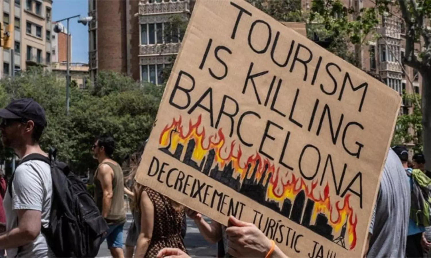 టూరిస్టులను పొమ్మంటున్నారు.. ఆ దేశ ప్రజల ఆందోళన.. కారణాలు ఇవే