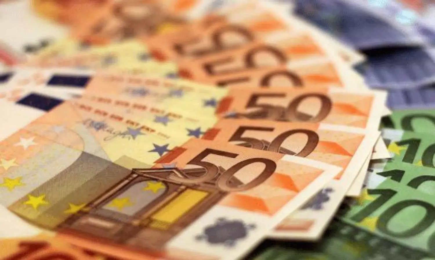 ఒక్క లాటరీ.. అతడి జీవితాన్నే మార్చింది.. 2120 కోట్లతో సెలబ్రెటీ