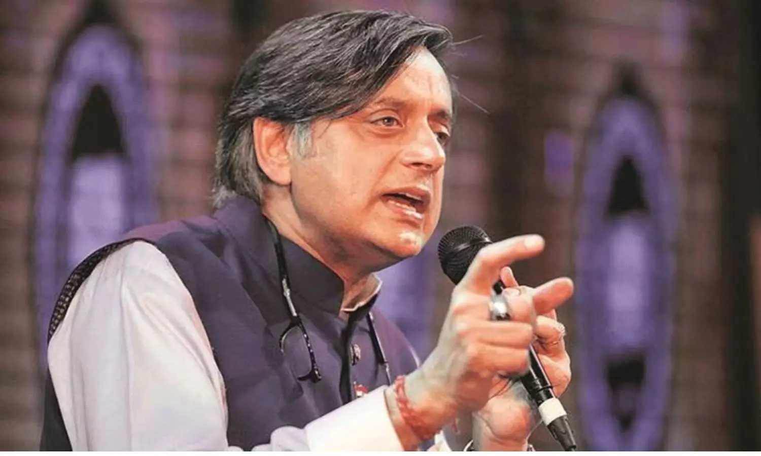 కాంగ్రెస్ లోనే చర్చిస్తా.. బీజేపీలో చేరే ఉద్దేశంపై ఓపెన్ అయిన శశిథూర్ కాంగ్రెస్ లోనే చర్చిస్తా.. బీజేపీలో చేరే ఉద్దేశంపై ఓపెన్ అయిన శశిథూర్