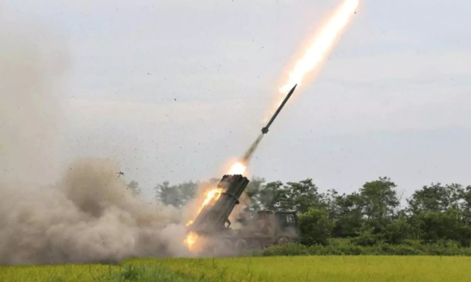 రాకెట్లతో ఉరిమిన ఉత్తర కొరియా.. ప్రపంచం గుండెలపై మరో సంక్షోభం! రాకెట్లతో ఉరిమిన ఉత్తర కొరియా.. ప్రపంచం గుండెలపై మరో సంక్షోభం!