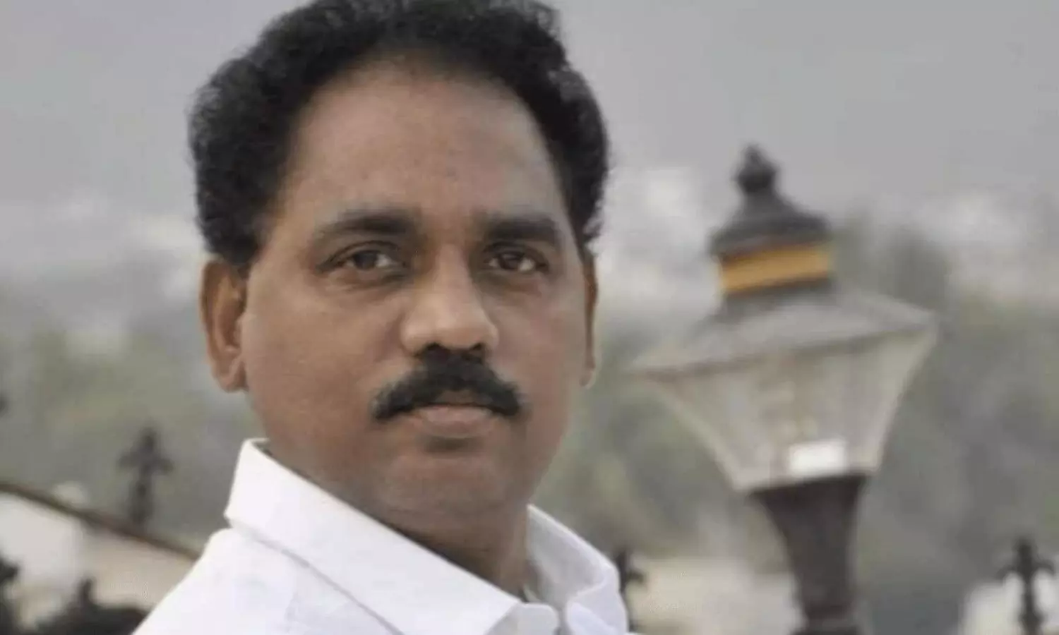 వైసీపీ మాజీ ఎమ్మెల్యే... గోడ మీద పిల్లి అవుతారా ? వైసీపీ మాజీ ఎమ్మెల్యే... గోడ మీద పిల్లి అవుతారా ?