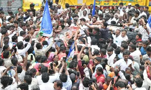 జగన్ కాన్వాయ్ ఢీకొట్టలేదు.. కానీ ఆ వాహనం ఓనర్ మాత్రం...