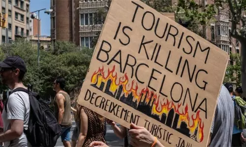 టూరిస్టులను పొమ్మంటున్నారు.. ఆ దేశ ప్రజల ఆందోళన.. కారణాలు ఇవే