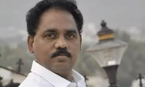 వైసీపీ మాజీ ఎమ్మెల్యే... గోడ మీద పిల్లి అవుతారా ?