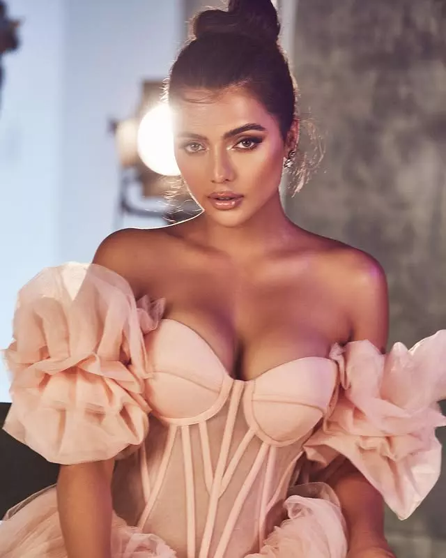 Ruhii Siingh: Serving Glamour and Confidence in Her Photo Collection