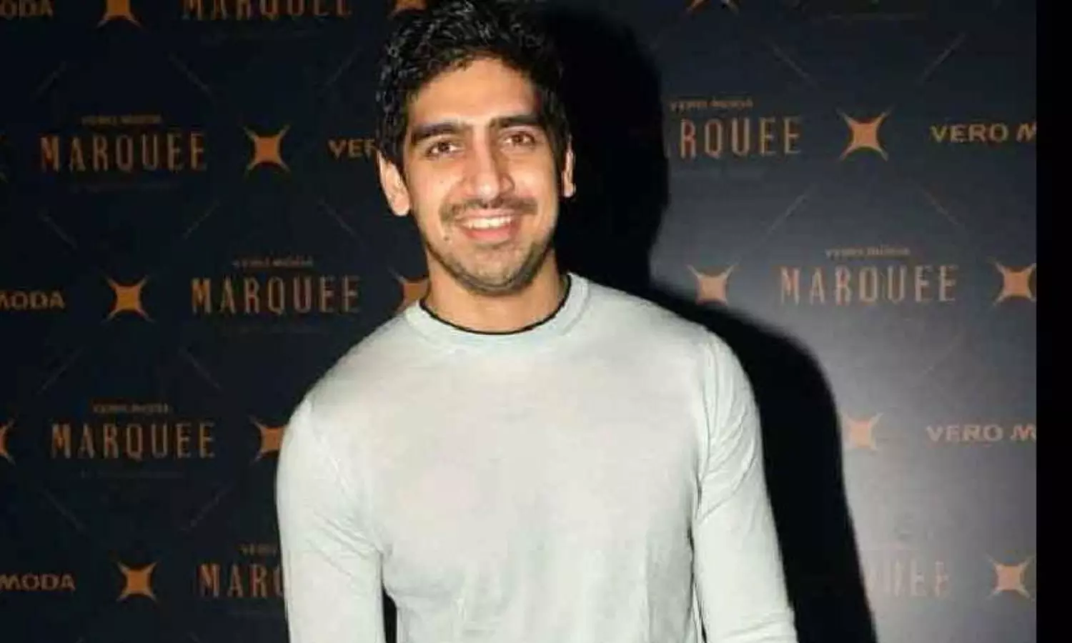 హృతిక్-తార‌క్ మ‌ధ్య న‌లిగిపోయిన డైరెక్ట‌ర్!