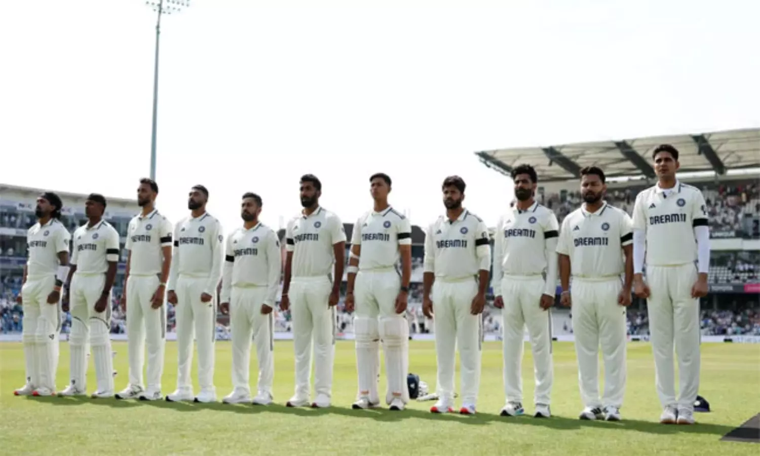 తొలి టెస్టు: నల్ల రిబ్బన్ల టీమ్ ఇండియా-ఇంగ్లండ్ ఆటగాళ్లు తొలి టెస్టు: నల్ల రిబ్బన్ల టీమ్ ఇండియా-ఇంగ్లండ్ ఆటగాళ్లు