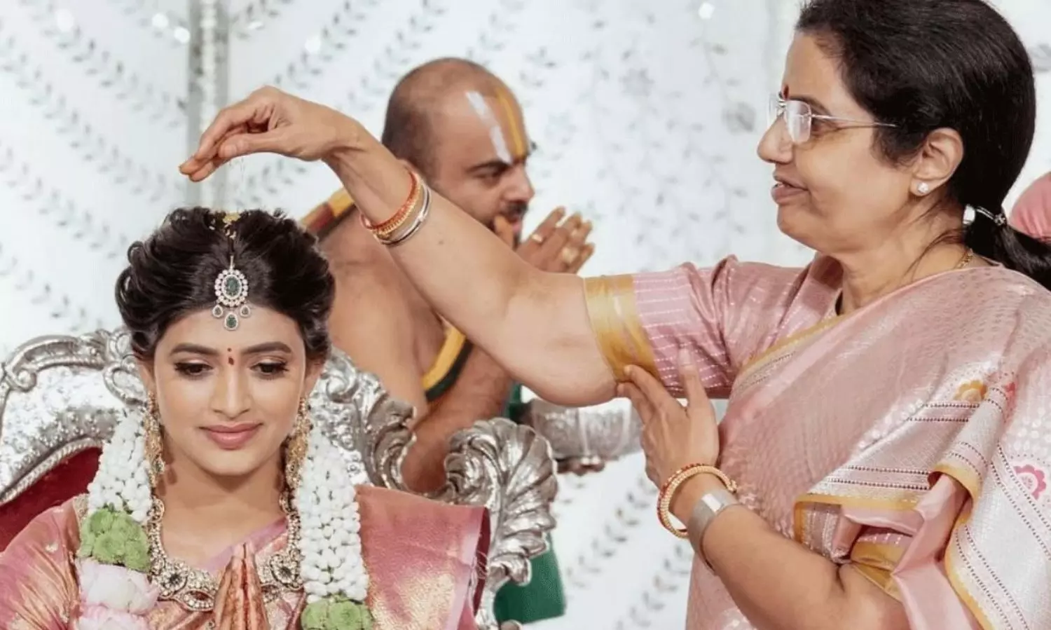 సీఎం చంద్రబాబు భార్యకు హీరోయిన్ విషెస్.. పెద్దత్త అంటూ..