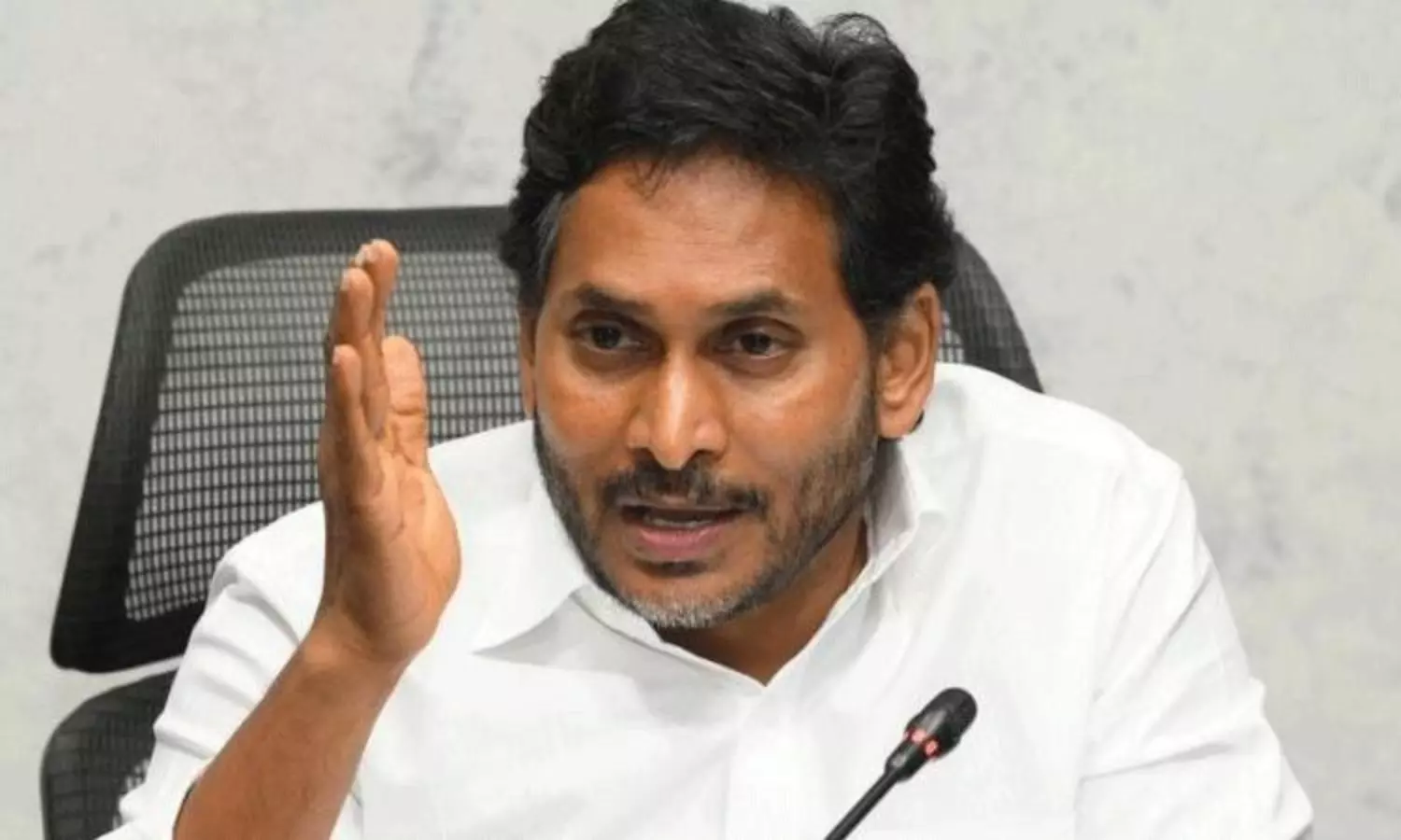 జగన్.. ఆయనెవరికీ అర్ధంకాడు అంతే ..! జగన్.. ఆయనెవరికీ అర్ధంకాడు అంతే ..!