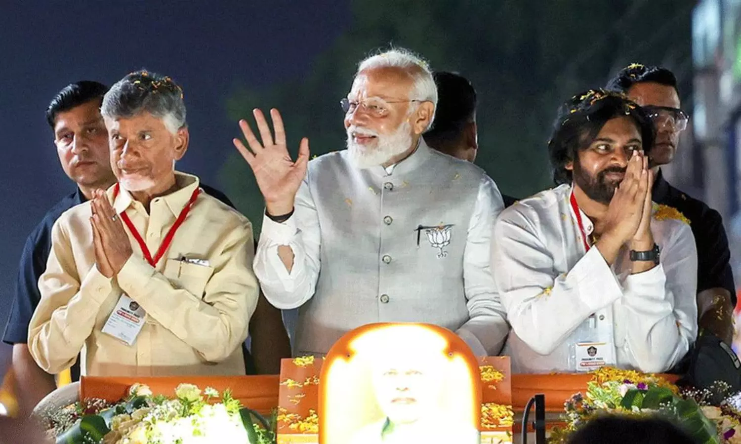 మోడీ బాబు పవన్...యోగా నిద్ర అక్కడ !