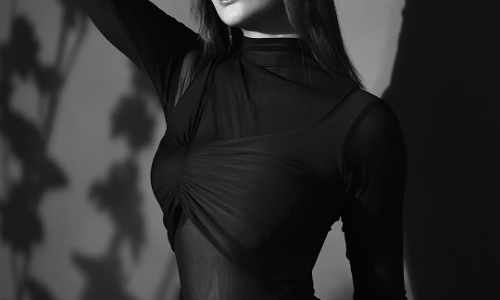 Saiee sets the screen on fire in black elegance Saiee sets the screen on fire in black elegance