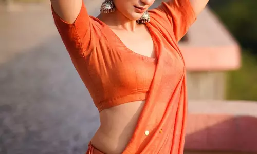 Aditi Gautam’s Elegant Look in Orange Saree: ‘Ik Mulaaqaat Mein’ Moment