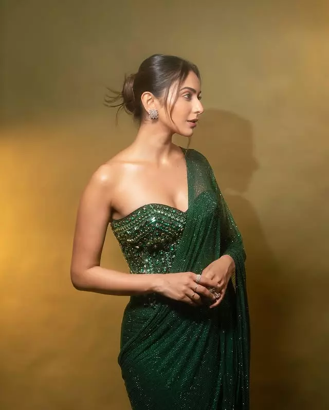 “Let the Saree Do the Talking” – Rakul Stylish Green Look