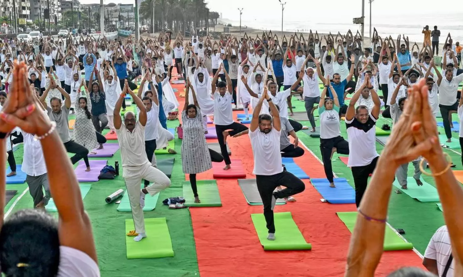సూర్య నమస్కారాలతో మరో రికార్డు.. చంద్రబాబు ప్రభుత్వంపై ప్రశంసలు సూర్య నమస్కారాలతో మరో రికార్డు.. చంద్రబాబు ప్రభుత్వంపై ప్రశంసలు